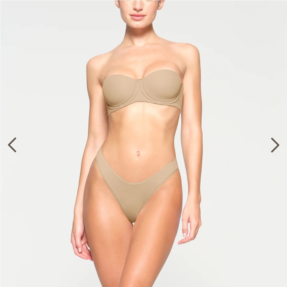 SKIMS Fits Everybody Strapless Bra, color: clay, size: 32C